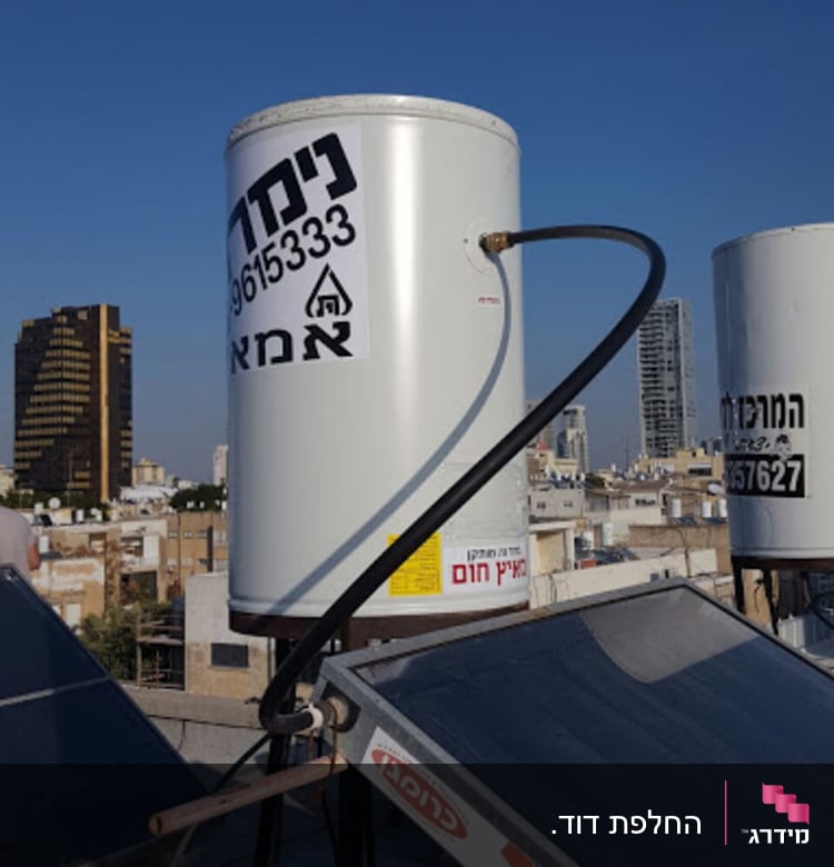 דוד שמש על גג עם קולטים